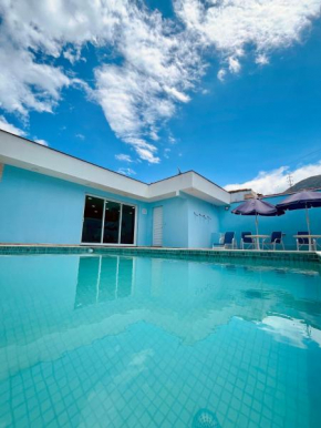 Casa Espaçosa com Piscina a 300m da Praia 5 Quartos e Conforto Total!